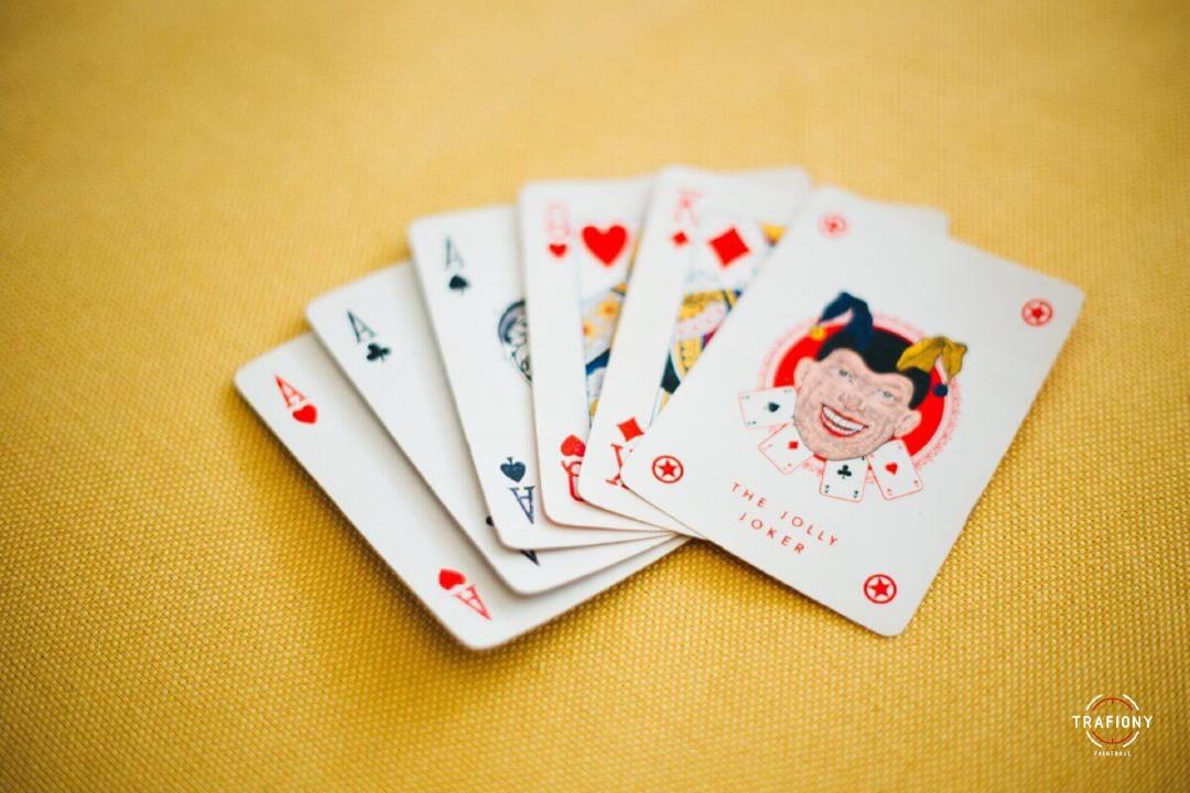 Kartenspiele bei einer Geburtstagsfeier