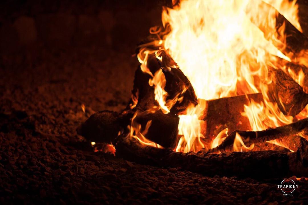 Lagerfeuer am Meer nach dem Paintball-Spiel